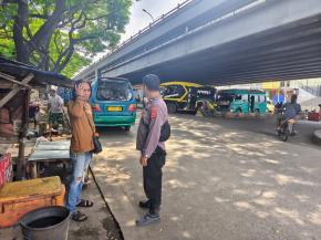 Patroli Siang Polsek Cikampek Pesan Kantibmas Supir Angkot dan Warga Cegah C3 dan Premanisme di Bawah Fly Over Cikampek