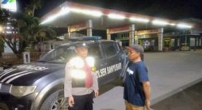 Brigadir Alpian Kunjungi SPBU, Prekat Polsek Banyusari Berikan Rasa Aman