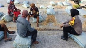 Kapolsek Lemahabang Gelar Jumat Curhat Bersama Petani Desa Lemahmukti