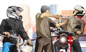 BEGAL BERSENJATA CELURIT DI KARAWANG BABAK BELUR DIHAJAR MASSA USAI BACOK KORBAN