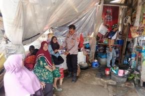 Personil Polsek Tempuran laksanakan Sosialisasi QR Barcode Yanduan Divpropam Polri kepada Masyarakat.
