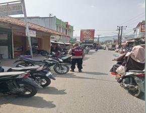 Personil Polsek Tegalwaru Patroli Siang di Loji Monitoring Pertokoan dan Areal Parkir Roda Dua Cegah C3