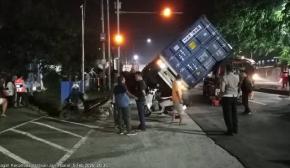 Hindari Tangki Berbelok, Truk Kontainer Terlibat Kecelakaan di Depan Jembatan Timbang Balonggandu Jatisari