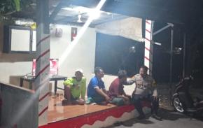 Bhabinkamtibmas Desa Cibalongsari Jumpai Warga Perumahan Terangsari Saat Ronda Malam di Pos Kamling