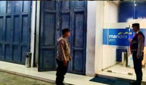 Patroli Malam Yang Dilaksanakan Samapta Polsek Rengasdengklok Dengan Mendatangi Bank BRI Dan Mandiri