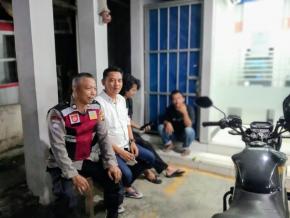 Personil Polsek Tegalwaru Ingatkan Petugas Parkir di Depan ATM BRI Loji agar Waspada Kejahatan