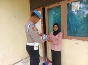 Dilaksanakan Personil Bhabin Polsek Tempuran, Giat Sosialisasi QR Barcode ke Masyarakat Pengaduan ke Divisi Propam Polri Bidpropam Polda Jabar.