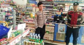 Polsek Rengasdengklok Gelar Patroli Prekat Siang Dan Berikan Arahan Kepada Karyawan Indomart