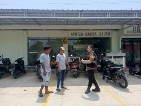 Cegah Aksi premanisme diwilkum Polsek Tempuran Res Karawang, Personil Berikan Himbauan kepada Petugas Parkir.