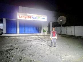 Anggota Polsek Batujaya Ciptakan Keamanan di Bank BRI Unit Batujaya pada malam hari
