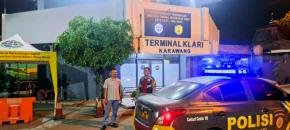 Pastikan Terminal Bus Aman, Personil Polsek Klari Lakukan Patroli Malam