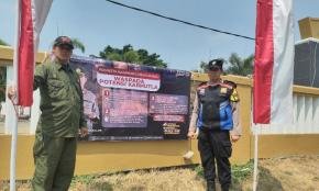 Bhabinkamtibmas Polsek Klari Pasang Spanduk Imbauan Karhutla di Pagar Kantor Desa Walahar