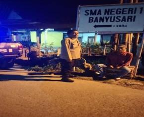 Aiptu Deni Setiabudi Bhabinkamtibmas Desa Kutaharja Ikut Serta Dalam Giat Ronda Bersama Warga