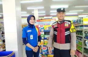 Brigadir Alpian Laksanakan Giat Patroli Perekat Supermarket Indomaret Gempol Guna Antisipasi Kejahatan