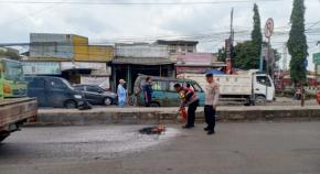 Bakar Ban, Personel Polsek Klari Padamkan Api dan Bubarkan Massa