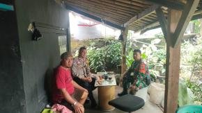 Sinergitas POLRI dan TNI, Bhabinkamtibmas dan Babinsa Sambangi Warga Desa Sumurkondang