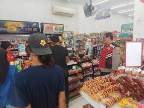 Anggota Polsek Batujaya laksanakan Patroli Prekat serta Ciptakan Keamanan di Minimarket
