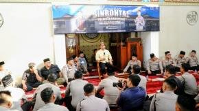 Kapolresta dan Seluruh Jajaran Polresta Karawang Ikuti Pengajian Binrohtal di Masjid Miftahul Hidayah