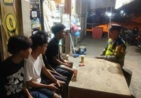 Tak Bosan, Bhabinkamtibmas Ikut Serta Dalam Giat Ronda Bersama Warga
