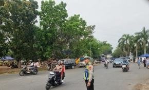 Cegah Arus Lalu Lintas Tersendat, Polantas di Karawang Atur Lalu Lintas Pagi saat Jam Sibuk
