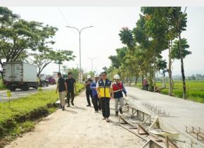 Bupati Garut, Abdusy Syakur Amin Melaksanakan Monitoring Langsung Proyek Perbaikan Jalan Perkotaan di Jalan Prof. KH. Anwar Musaddad Kecamatan Tarogong Kaler