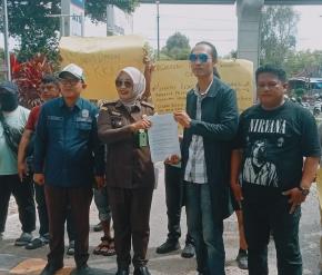 Puluhan Massa DPP LSM ORASI Geruduk Kantor Kajati Sumsel Melaporkan Dugaan KKN pada Proyek Perluasan Gedung Kantor Kajari OKI Sebesar 14.9 Milyard