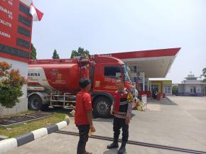 Agar selalu tertib dalam antri pengisian BBM, Personil Polsek Tempuran Tadi siang Himbau karyawan dan konsumen SPBU.