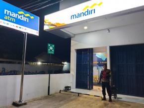 Aipda Arif Polisi Batujaya Cegah GU Kamtibmas di Bank Mandiri Unit Batujaya di malam hari
