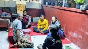 Melalui kegiatan Ngawangkong, Anggota Polsek Batujaya Himbau Masyarakat Desa Batujaya guna menciptakan Kamtibmas pada malam hari