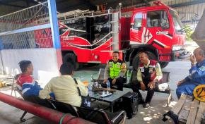 Anggota Polsek Tirtajaya Sambangi Scurity Pertamina SP RDL pada siang hari
