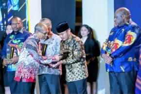 APRESIASI KINERJA PEMERINTAH DAERAH : Bupati Bekasi Ade Kuswara Kunang Terima Penghargaan Apresiasi Kinerja Pemerintah Daerah dari Kemendagri untuk Kategori Akselerasi Pengentasan Kemiskinan