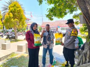 Anggota Polsek Batujaya buka Stan Gerakan Pangan Murah (GPM) untuk Masyarakat Kecamatan Batujaya