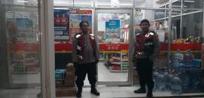 Upaya Kanit Sabhara Polsek Batujaya bersama Anggotanya melaksanakan Patroli Prekat serta kontrol Keamanan Minimarket dimalam hari