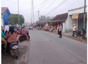 Momen Pelayanan Humanis, Polisi Pantau Kamseltibcarlantas di Depan Sekolah