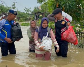 Kapolres Karawang: Keselamatan Warga Prioritas Utama dalam Penanganan Banjir Karangligar