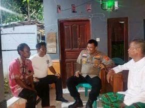 Anggota Polsek Batujaya Himbau Masyarakat Desa Karyamulya melalui kegiatan Ngawangkong di malam hari