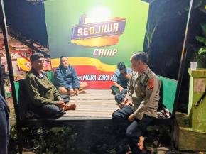 Edukasi Kamtibmas Personil Polsek Tegalwaru Saat Patroli Malam Sambang Warga Kampung Loji