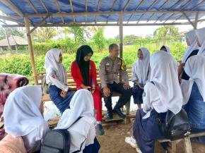 Anggota Polsek Tirtajaya melaksanakan Bimbingan dan Penyuluhan (Binluh) kepada Siswa/Siswi Smpn 1 Tirtajaya