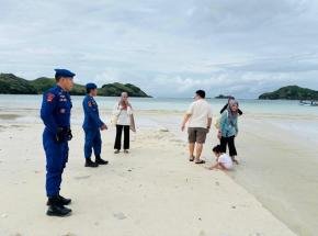 Personel Pospam Siaga SAR Ditpolairud Polda NTB Intensifkan Himbauan Keselamatan di Pantai Kuta Mandalika