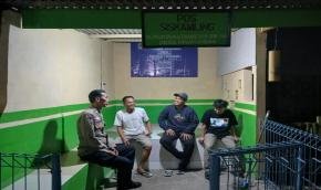 Bhabinkamtibmas Desa Pinayungan Ingatkan Warganya untuk Mewaspadai Bahaya Bermain Judol
