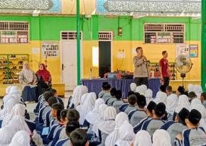 Personel Polsek Klari Menjadi Pemateri MPLS di MTs Al Iannah, Sosialisasikan Pencegahan Pelecehan Seksual, Bullying, dan Anti Kekerasan