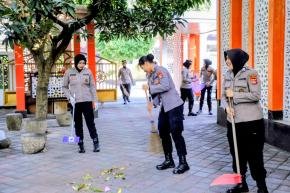 Jelang Hari Jadi ke-78, Polwan Polda NTB Kompak Bersihkan Lingkungan Mako