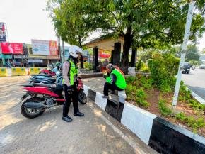 Polantas Menyapa Rider Ojol di Karawang, Gaungkan Budaya Kamseltibcarlantas dan Disiplin Berlalu Lintas