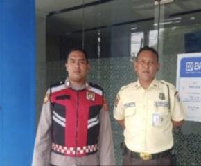 Patroli Siang Bhabinkamtibmas Polsek Pakisjaya Ingatkan Security Agar Tetap Menjaga Kamtibmas