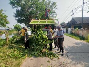 Bersama Masyarakat, Bhabinkamtibmas Desa Kemiri Laksanakan Kebersihan di Lingkungan Kantor Desa