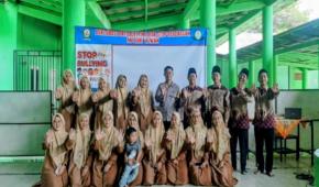 Stop Bullying, Bhabinkamtibmas Polsek Klari Berikan Binluh di MI Bani Alwan