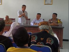 Bhabinkamtibmas Polsek Klari Sosialisasikan Nomor Lapor Pak Kapolres Yang Baru Saat Rapat Minggon Desa