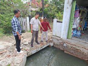 Anggota Unit Reskrim Polsek Rengasdengklok, Cek TKP Korban Meninggal Dunia di Saluran Apur Desa Dewisari