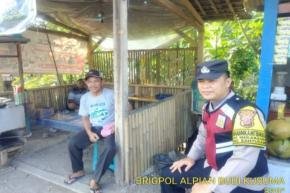 Brigadir Alpian Anggota Polsek Banyusari Hadir ditengah Masyarakat saat menjalankan Ibadah Puasa