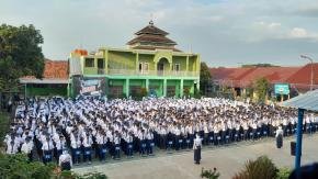 Semangat Baru Pasca Lebaran, SMPN 1 Rengasdengklok Pererat Silaturahmi Melalui Halal Bihalal